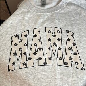 Gray 'MAMA' Graphic T-Shirt